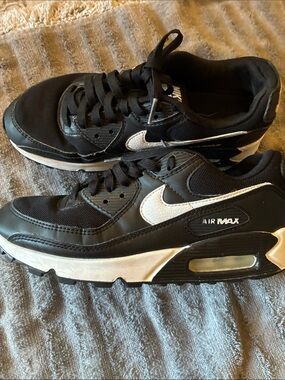Nike Black and White Air Max Runner Sneakers Women’s 9